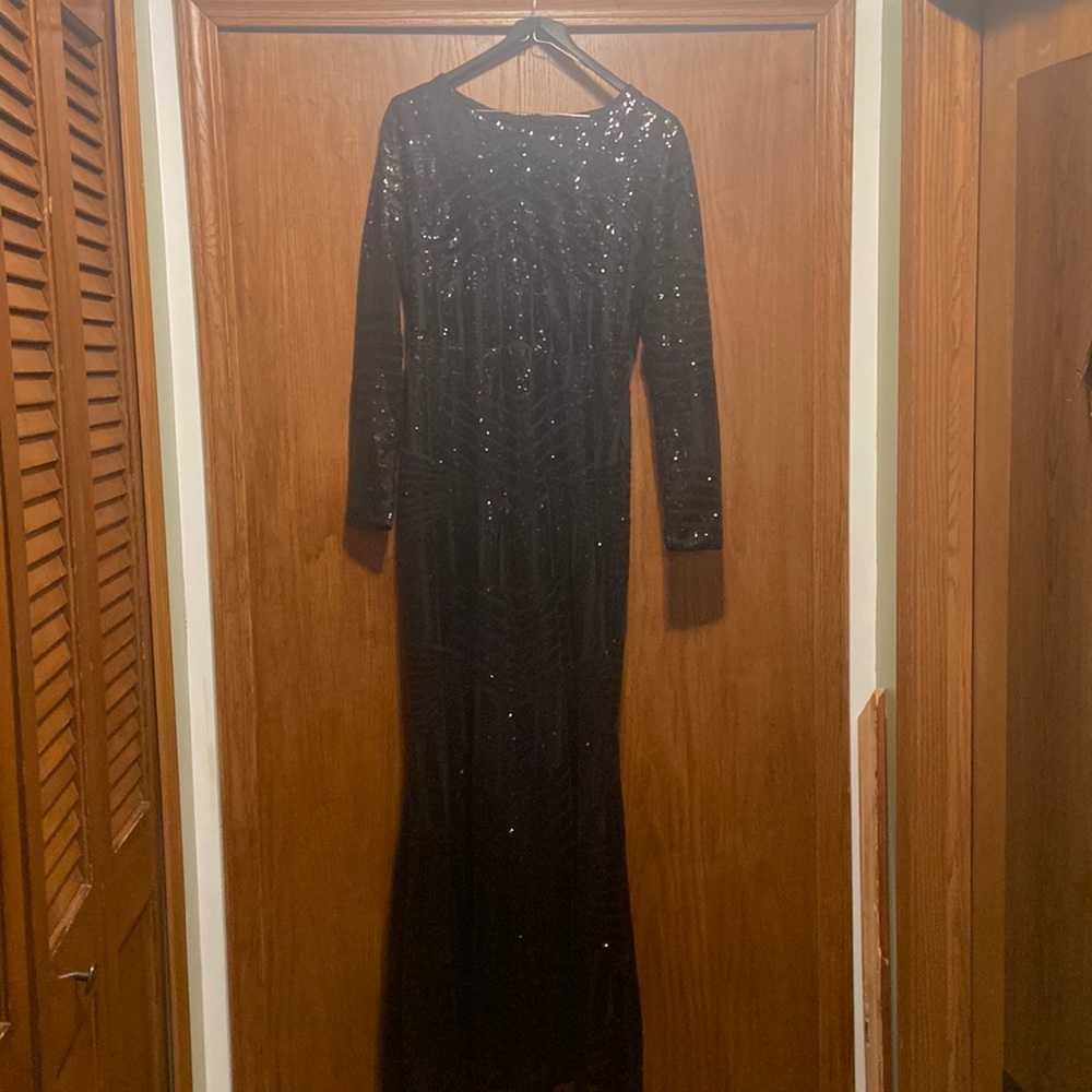 Sequin black dress in good condition and beautiful on